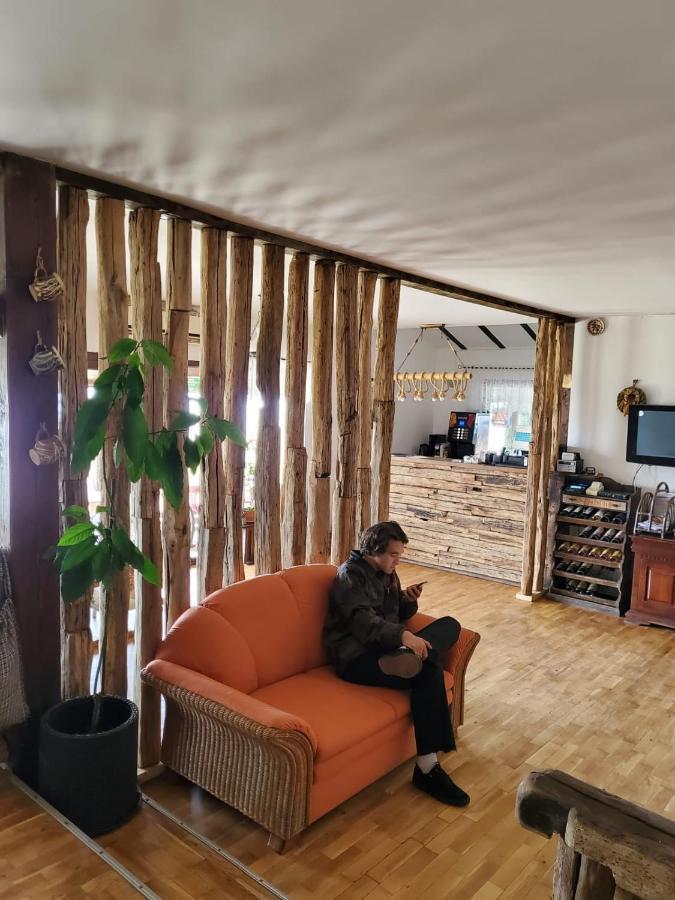 Hanu Lu Mos Opinca